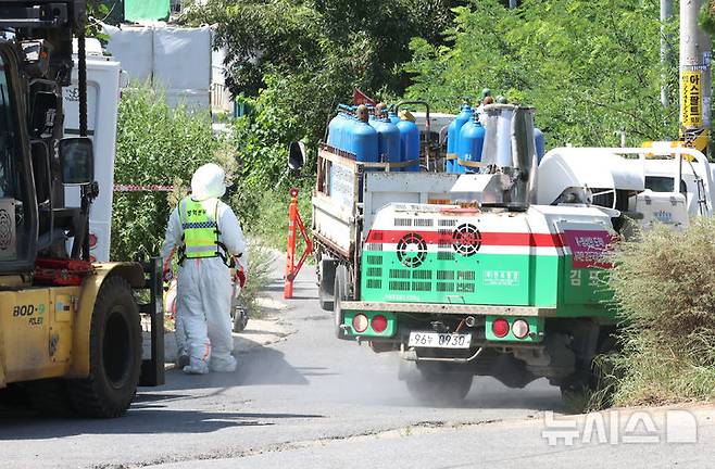 [김포=뉴시스] 전진환 기자 = 31일 오전 아프리카돼지열병(ASF)이 발생한 경기도 김포시 소재 한 양돈농장 입구에서 방역차량이 방역을 하고 있다. 2024.08.31. amin2@newsis.com