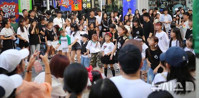 [청주=뉴시스] 서주영 기자 = 청주원도심골목길축제 '성안이즈백' 행사가 31일 오후 청주시 상당구 성안길 일대에서 열렸다. 시민들이 유튜버 '춤추는 곰돌'의 공연을 관람하고 있다. 2024.08.31. juyeong@newsis.com