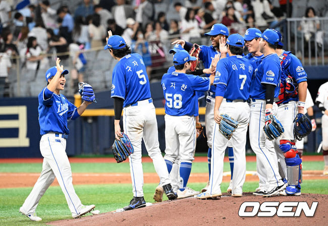 [OSEN=고척, 이대선 기자] 프로야구 삼성 라이온즈가 치열한 연장 혈투에서 승리하며 4연승을 질주했다. 삼성은 29일 서울 고척스카이돔에서 열린 ‘2024 신한은행 SOL Bank KBO리그’ 키움 히어로즈와의 경기에서 1-0으로 승리했다. 연장 11회까지 가는 혈투 끝에 승리를 거두며 키움과의 주중 3연전을 쓸어담고 4연승에 성공했다. 선두 KIA와의 격차는 4.5게임차로 좁혔다. 오는 31일부터는 KIA와 홈 2연전을 치른다.경기 종료 후 삼성 선수들이 승리의 기쁨을 나누고 있다. 2024.08.29 /sunday@osen.co.kr