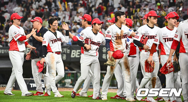 [OSEN=광주, 이석우 기자] 21일 광주-기아 챔피언스필드에서 2024 신한 SOL 뱅크 KBO 리그 KIA 타이거즈와 롯데 자이언츠의 경기가 열렸다. 홈팀 KIA는 양현종이 선발 출전하고 방문팀 롯데는 박세웅이 선발 출전했다.KIA 타이거즈 선수들이 롯데 자이언츠에 6-5로 짜릿한 5연승을 올리고 하이파이브를 하고 있다. 2024.08.21 / foto0307@osen.co.kr