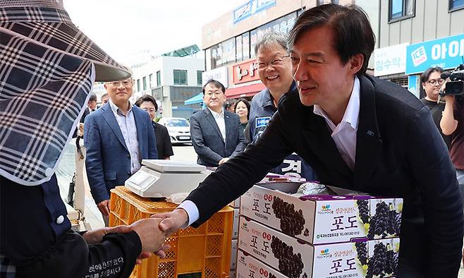 조국혁신당 조국 대표가 30일 전남 곡성 옥과면에서 한 상인과 인사하고 있다. 연합뉴스