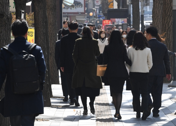 점심을 마친 직장인들이 서울 중구 청계천 일대를 걷고 있다. 2023.3.6. 도준석 기자