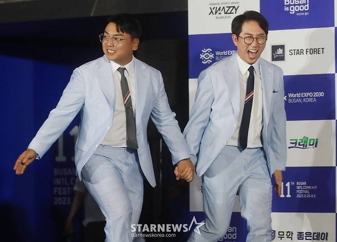 코미디언 곽범, 이창호가 25일 오후 부산 영화의 전당에서 진행된 제11회 부산국제코미디페스티벌(BICF) 블루카펫 행사에 참석해 포즈를 취하고 있다.   14개국 50여 팀이 참가한 ‘부코페’는 9월 3일까지 영화의 전당, 해운대 KNN씨어터·CGV, 남구 문현동 부산은행 본점, 남구 대연동 부산예술회관, 고릴라브루잉 광안점 등에서 다채로운 공연과 행사로 관객들을 만날 예정이다. /2023.08.25 /사진=이동훈