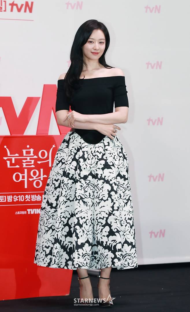 배우 김지원이 7일 오전 서울 라마다신도림 호텔에서 진행된 tvN 토일드라마 '눈물의 여왕' 제작발표회에 참석해 포즈를 취하고 있다.  퀸즈 그룹 재벌 3세인 '백화점의 여왕' 홍해인과 용두리 이장 아들인 '슈퍼마켓 왕자' 백현우 3년차 부부의 아찔한 위기와 기적처럼 다시 시작되는 사랑 이야기 '눈물의 여왕'은 오는 9일 첫 방송된다. /2024.03.07 /사진=이동훈