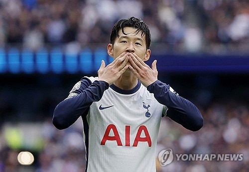 토트넘 홋스퍼가 유럽축구연맹(UEFA) 유로파리그에서 마침내 무관의 한을 풀 수 있을까. 최근 유로파리그 일정이 나온 이후 공개된 우승 배당에서 토트넘이 가장 높은 배당을 받은 것으로 확인됐다. 토트넘은 맨체스터 유나이티드와 함께 이번 시즌 유로파리그 강력한 우승 후보로 평가되고 있다. 우승을 위해 선택과 집중을 해야 하는 토트넘에 유로파리그는 매력적인 선택지다. 사진 연합뉴스