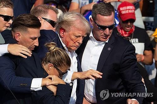 유세 도중 암살 시도 총격에 오른쪽 귀를 다친 도널드 트럼프 전 미국 대통령 [AFP 연합뉴스 자료사진. 재판매 및 DB 금지]