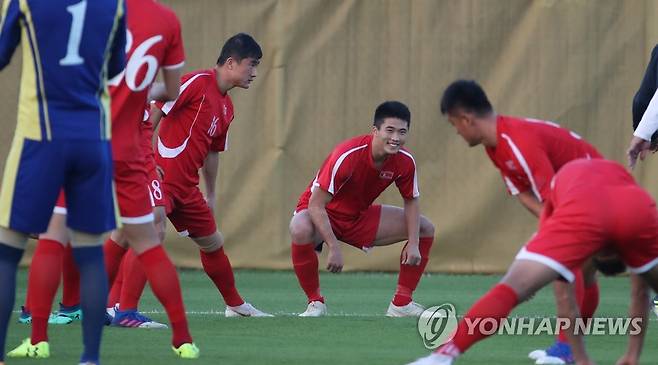 몸푸는 북한 한광성 (두바이=연합뉴스) 안정원 기자 = 2019 아시아축구연맹(AFC) 아시안컵에 출전 중인 북한 축구대표팀 한광성(이탈리아 페루자)이아랍에미리트 두바이SSAD  알 맘자르 훈련장에서  몸을 풀고 있다. 2019.1.5 jeong@yna.co.kr