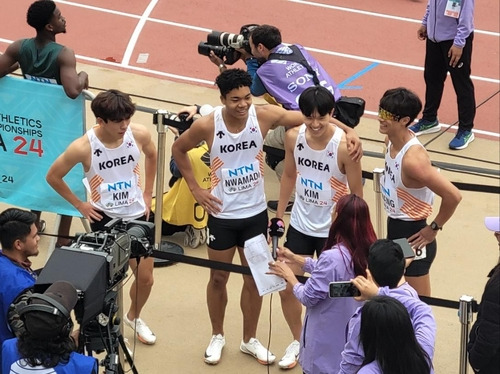 1년 만에 한국기록 갈아치운 U-20 한국 육상 남자 계주팀 (서울=연합뉴스) 31일(한국시간) 페루 리마에서 열린 2024 세계주니어육상선수권 남자 400ｍ 계주 예선 1조에서 1위를 차지해 결선에 진출한 한국 대표 선수들이 환하게 웃고 있다. 왼쪽부터 김정윤, 나마디 조엘진, 김동진, 황의찬. [대한육상연맹 제공. 재판매 및 DB금지]