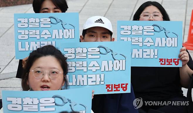 딥페이크 성범죄 강력수사 촉구 집회 (서울=연합뉴스) 김인철 기자 = 31일 서울 종로구 청계천 광교 앞에서 열린 딥페이크 성범죄 강력수사 촉구 집회에서 진보당 관계자와 참석자들이 구호를 외치고 있다. 2024.8.31 yatoya@yna.co.kr