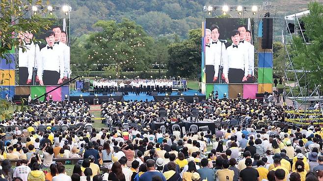 제15회 봉하음악회 공연 (김해=연합뉴스) 정종호 기자 = 노무현 전 대통령의 79번째 생일과 깨어있는시민 문화체험전시관(노무현기념관) 개관 2주년을 기념하는 제15회 봉하음악회가 31일 경남 김해시 진영읍 봉하마을 생태공원 잔디동산 특설무대에서 열렸다.
    봉하음악회는 노무현재단 주최로 2010년 '작은 음악회'로 시작해 해마다 노 전 대통령 양력 생일인 9월 1일을 전후해 개최된다. 2024.8.31 jjh23@yna.co.kr