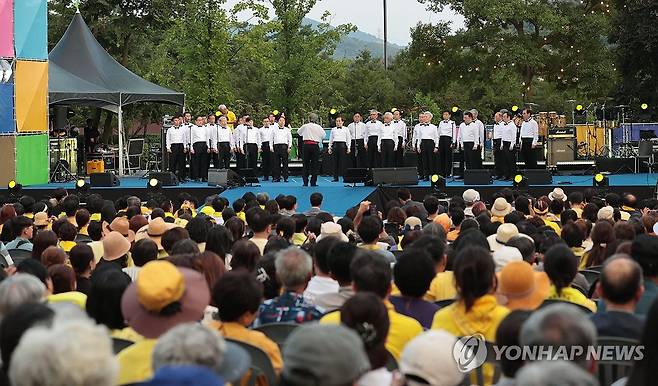 '노무현 전 대통령 기념' 봉하음악회 (김해=연합뉴스) 정종호 기자 = 31일 오후 경남 김해시 진영읍 봉하마을 생태문화공원에서 열린 봉하음악회에서 공연이 펼쳐지고 있다. 올해로 15회째를 맞는 봉하음악회는 노무현 전 대통령 양력 생일인 9월 1일을 전후해 해마다 개최된다. 2024.8.31 jjh23@yna.co.kr