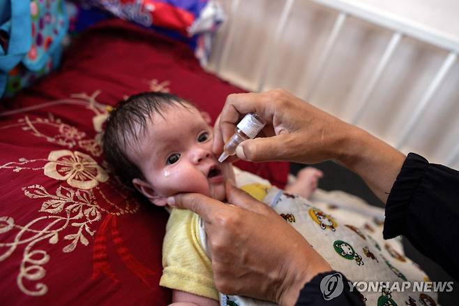 소아마비 백신 접종 (칸유니스 AFP=연합뉴스) 31일(현지시간) 팔레스타인 칸유니스의 나세르병원에서 한 어린이가 소아마비 백신을 접종받고 있다. 2024.8.31