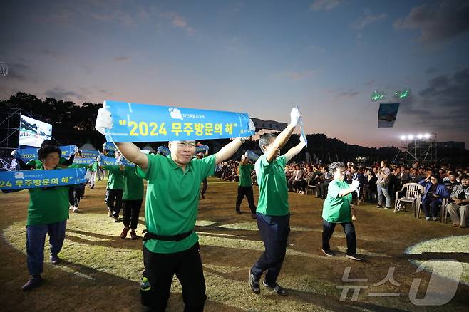 31일 오후 7시 30분 진행된 '제28회 무주반딧불축제' 개막식에서 입장 퍼레이드가 진행되고 있다.(무주군 제공) ⓒ News1 장수인 기자