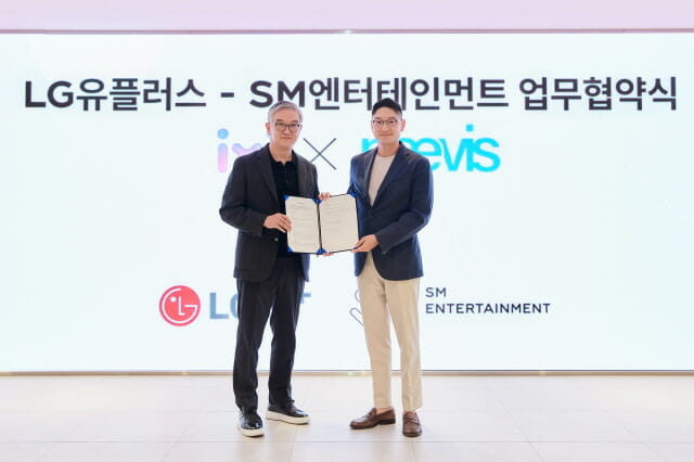 LG유플러스 정수헌 컨슈머부문장(왼쪽)과 SM엔터테인먼트 탁영준 대표