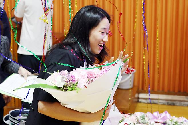 2024 파리올림픽 배드민턴 여자 단식 금메달리스트인 안세영이 31일 오후 고향인 전남 나주시 종합스포츠파크 다목적체육관에서 열린 환영 행사에서 폭죽 소리에 놀라고 있다. /연합뉴스
