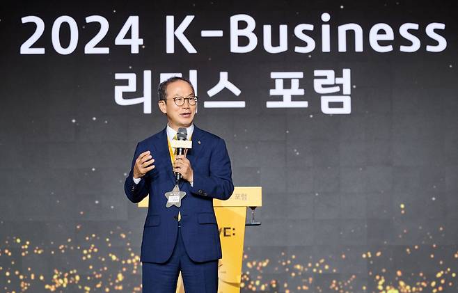 지난달 29일에 개최한 서울 광진구 그랜드 워커힐 호텔에서  ‘2024 K-Business 리더스 포럼’에 KB금융그룹 양종희 회장이 발표하고 있다. /KB국민은행 제공