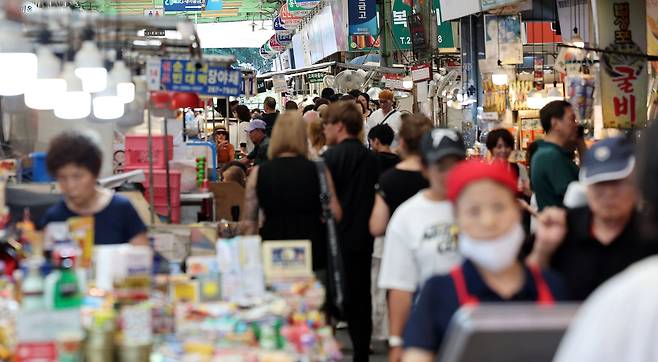 서울의 한 전통시장이 시민들로 북적이고 있다. /뉴스1