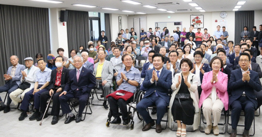 31일 열린 원유철 전 미래한국당 대표의 축하모임에서 참석자들이 박수를 치고 있다.