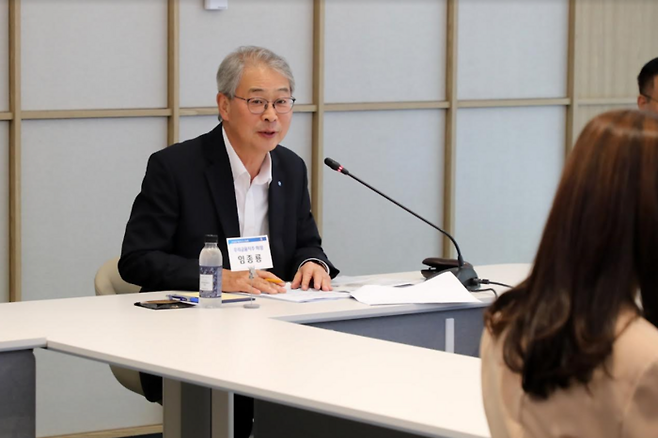 우리금융그룹 임종룡 회장이 지난 달 8일 여의도 우리투자증권 본사에서 열린 애널리스트 대상 간담회에서 기업가치 제고 계획을 발표하고 있다. 사진제공-우리금융 그룹