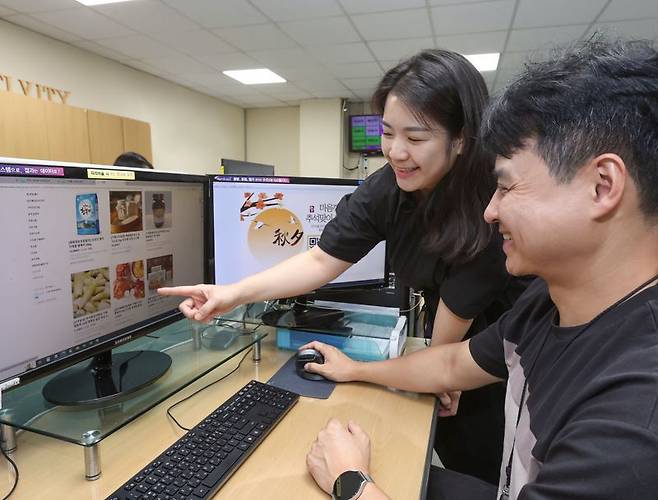 삼성 직원들이 '추석맞이 온라인 장터'에서 관계사 자매마을 특산품과 중소기업 스마트공장 생산 제품 등을 구매하고 있다. 삼성 제공