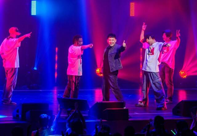지난 30일 저녁 서울 마포구 대흥동 마포아트센터에서 열린 ‘어떤가요10: 추억의 댄스가수 특집’ 공연에서 현진영이 노래하고 있다. 마포문화재단 제공
