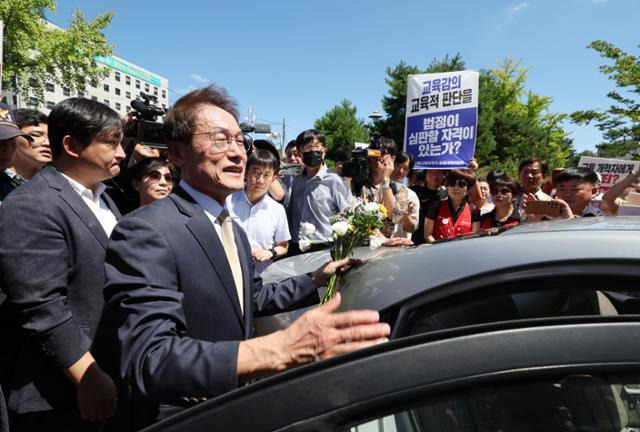 조희연 전 서울시교육감이 지난달 29일 낮 서울 종로구 서울시교육청에서 대법원 선고에 대한 의견을 밝힌 뒤 차량에 탑승하고 있다. 한국일보 자료