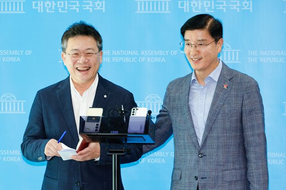 국민의힘 박정하(왼쪽), 더불어민주당 이해식 당대표 비서실장이 30일 오후 서울 여의도 국회 소통관에서 한동훈, 이재명 대표 회담과 관련해 공동브리핑을 하고 있다. 양 대표는 9월 1일 오후 2시 국회 본청에서 90분간 정치개혁·추석대책·저출생 등 6대 의제를 논의할 예정이다. 뉴스1