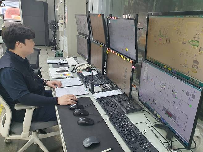강성빈 사원이 실시간 생산설비 현황을 모니터링하고 있다. 시흥=윤현주 기자