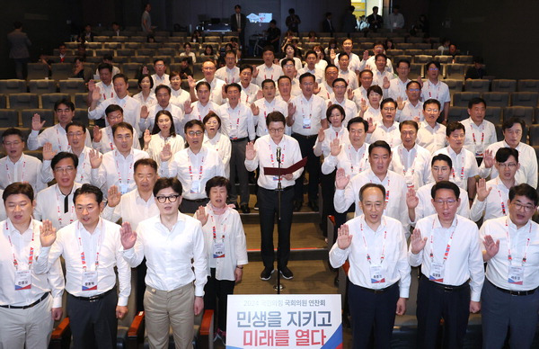 국민의힘 한동훈 대표와 추경호 원내대표 등이 지난달 30일 인천 영종도 인천국제공항공사 인재개발원에서 열린 2024 국회의원 연찬회에서 결의문을 낭독하고 있다. 연합뉴스