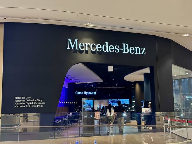 Visitors enter the Mercedes-Benz showroom in Starfield Hanam, a shopping complex located in Gyeonggi Province just east of Seoul, Aug. 24. The EQE 500 SUV was the only EV model on display. (Moon Joon-hyun/The Korea Herald)