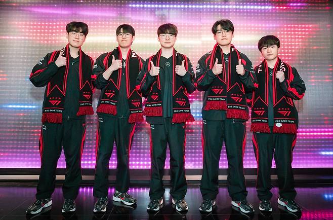 결승 진출전에 오른 T1 선수단. LCK