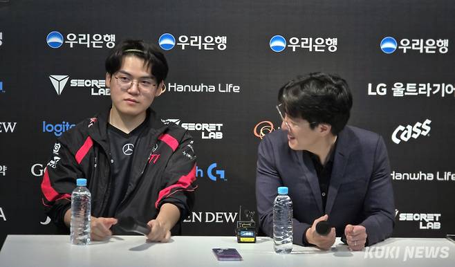 1일 ‘구마유시’ 이민형을 흐뭇하게 바라보는 김정균 감독. 사진=김영건 기자