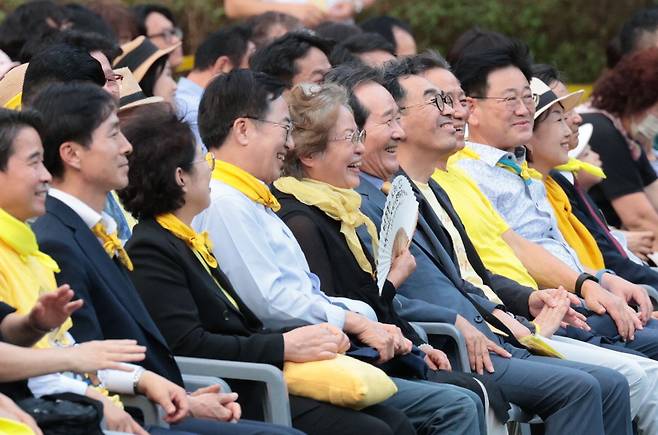 제15회 봉하음악회가 지난달 31일 경남 김해시 진영읍 봉하마을 생태공원 잔디동산 특설무대에서 열린 가운데 권양숙 여사와 정세균 노무현재단 이사장, 김동연 경기도지사 등 내빈이 공연을 관람하고 있다. '우리 울림'을 주제로 열린 이번 음악회에는 노란색 옷을 입은 관람객 3300여 명이 참석했다. 연합뉴스