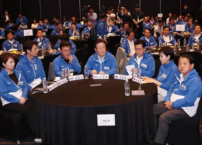 이재명 더불어민주당 대표와 박찬대 원내대표 등이 지난달 29일 영종도 네스트호텔에서 열린 2024 정기국회 국회의원 워크숍에서 자리에 앉아 있다. [연합]