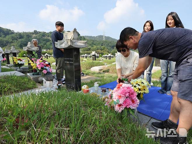 [인천=뉴시스] 전진환 기자 = 추석 연휴를 열흘 앞둔 1일 오전 인천 부평구 인천가족공원에서 성묘객들이 성묘를 하고 있다. 2024.09.01. amin2@newsis.com