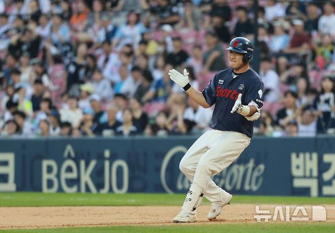 [서울=뉴시스] 고범준 기자 = 1일 서울 송파구 잠실야구장에서 열린 2024 KBO리그 롯데 자이언츠와 두산 베어스의 경기, 연장 12회초 2사 1,3루 롯데 정훈이 안타를 치고 기뻐하고 있다. 2024.09.01. bjko@newsis.com