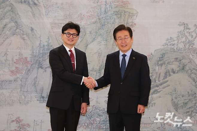 국민의힘 한동훈 대표와 더불어민주당 이재명 대표가 1일 서울 여의도 국회 접견실에서 본격적인 양당 대표 회담에 앞서 기념촬영을 하고 있다. 윤창원 기자