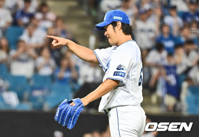 [OSEN=대구, 이석우 기자] 31일 대구삼성라이온즈파크에서 2024 신한 SOL 뱅크 KBO 리그 삼성 라이온즈와 KIA 타이거즈의 경기가 열렸다. 홈팀 삼성은 백정현이 방문팀 KIA는 황동하가 선발 출전했다. 삼성 라이온즈 송은범이 9회초 1사 1,3루 KIA 타이거즈 나성범 삼진 아웃때 1루주자 김호령의 도루를 잡은 이병헌을 향해 손을 가리키고 있다. 2024.08.31 / foto0307@osen.co.kr