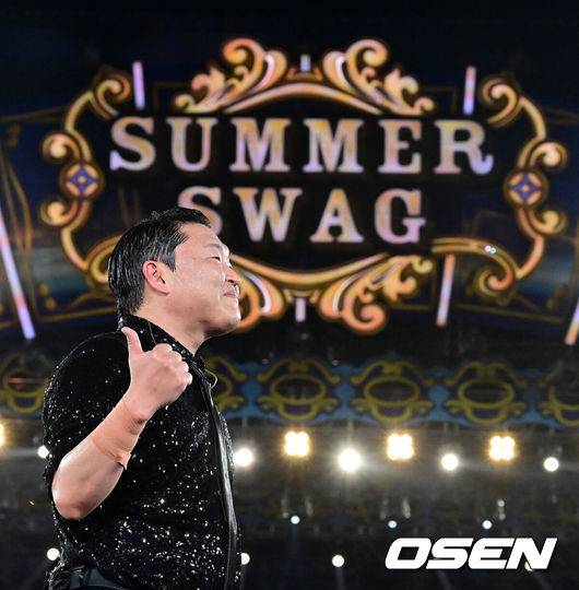 [OSEN=지형준 기자] 30일 오후 서울 잠실 올림픽주경기장에서 ‘싸이 흠뻑쇼 2023’이 열렸다.'싸이흠뻑쇼'는&nbsp;이날 공연을 시작으로 7월 1일·2일 서울 공연을 진행하고 이후 7월 8일 원주 종합운동장, 7월 15일 여수 진남종합운동장, 7월 22일·23일 수원 월드컵경기장 보조경기장, 7월 29일 보령 종합경기장, 8월 5일 익산 종합운동장, 8월 12일 인천 아시아드 주경기장, 8월 19일·20일 대구 스타디움 주경기장, 8월 26일·27일 부산 아시아드 보조경기장에서 투어를 이어갈 예정이다.싸이가 공연을 펼치고 있다. 2023.06.30 /jpnews@osen.co.kr