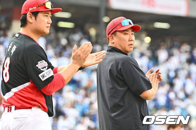 [OSEN=대구, 이석우 기자] 1일 대구삼성라이온즈파크에서 2024 신한 SOL 뱅크 KBO 리그 삼성 라이온즈와 KIA 타이거즈의 경기가 열렸다. 홈팀 삼성은 원태인이 방문팀 KIA는 스타우트가 선발 출전했다. KIA 타이거즈 이범호 감독이 삼성 라이온즈에 5-4 짜릿한 역전승을 올리고 선수들에게 축하 박수를 보내고 있다. 2024.09.01 / foto0307@osen.co.kr