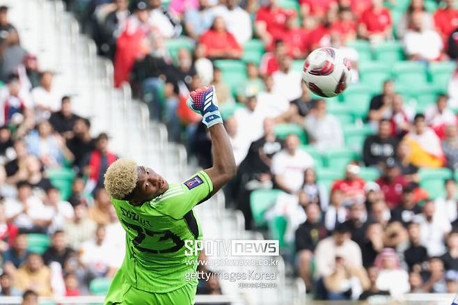 ▲ 스즈키는 실수 꼬리표가 따라다니는 골키퍼다. 일본 출신의 혼혈 골키퍼인 스즈키는 올해 초 열린 아시아축구연맹(AFC) 카타르 아시안컵에서 잦은 범실로 화제가 됐었다. 우승후보였던 일본을 벌벌 떨게 할 정도로 매 경기 판단 미스를 보여줬다.