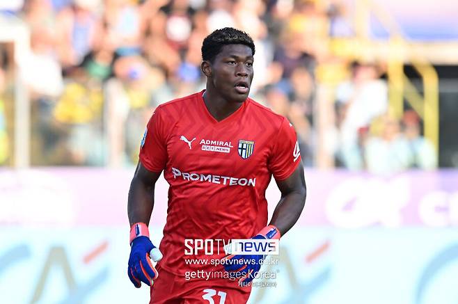 ▲ 스즈키는 실수 꼬리표가 따라다니는 골키퍼다. 일본 출신의 혼혈 골키퍼인 스즈키는 올해 초 열린 아시아축구연맹(AFC) 카타르 아시안컵에서 잦은 범실로 화제가 됐었다. 우승후보였던 일본을 벌벌 떨게 할 정도로 매 경기 판단 미스를 보여줬다.