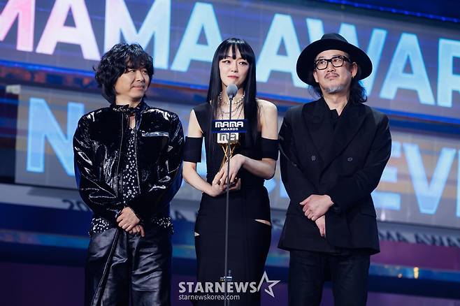 그룹 자우림이 30일 일본 교세라 돔 오사카에서 열린 '2022 MAMA AWARDS'에서 수상소감을 밝히고 있다. /사진제공=CJENM 2022.11.30