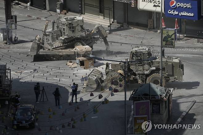 팔레스타인 서안지구 제닌에 투입된 이스라엘 불도저 [AP 연합뉴스 자료사진. 재판매 및 DB 금지]