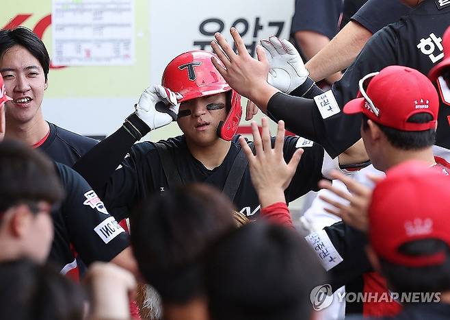 솔로포 축하받는 김도영 (대구=연합뉴스) 윤관식 기자 = 1일 오후 대구 삼성라이온즈파크에서 열린 2024 프로야구 KIA 타이거즈와 삼성 라이온즈의 경기. 7회초 무사 주자 없는 상황에서 KIA 김도영이 1점 홈런을 치고 동료들에게 축하받고 있다. 2024.9.1 psik@yna.co.kr