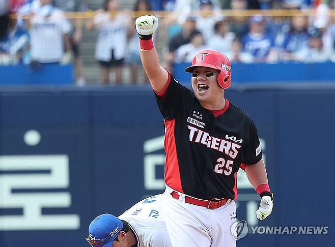 이우성 '역전했다' (대구=연합뉴스) 윤관식 기자 = 1일 오후 대구 삼성라이온즈파크에서 열린 2024 프로야구 KIA 타이거즈와 삼성 라이온즈의 경기. 9회초 2사 주자 1루 상황에서 KIA 이우성이 역전 1타점 2루타를 치고 환호하고 있다. 2024.9.1 psik@yna.co.kr