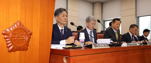 2일 오전 열린 국회 행정안전위원회 전체회의에 참석한 국무위원들이 자리하고 있다. (왼쪽부터) 조지호 경찰청장, 김광동 진실화해위원회위원장, 이상민 행정안전부 장관, 김용빈 중앙선거관리위원회 사무총장, 연원정 인사혁신처장, 허석곤 소방청장. (사진=연합뉴스)