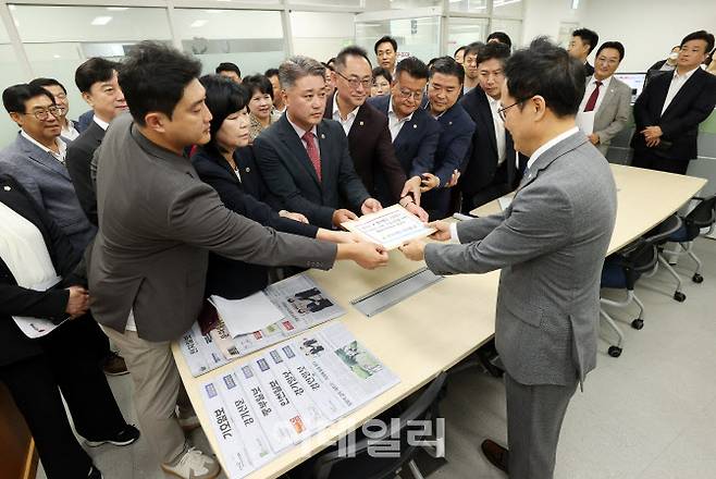 2일 경기도의회에서 김정호 도의회 국민의힘 대표의원을 비롯한 도의원들이 K-컬처밸리 사업협약 부당해제 의혹 행정사무조사 요구서를 제출하고 있다.(사진=경기도의회 국민의힘)