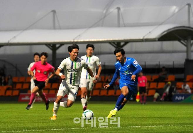 남양주FC 선수가 공을 몰고 상대 진영을 파고들고 있다.(사진=남양주시 제공)