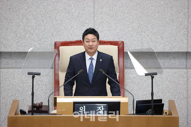 김진경 경기도의회 의장이 2일 경기도의회 제377회 임시회 1차 본회의에서 개회사를 하고 있다.(사진=경기도의회)